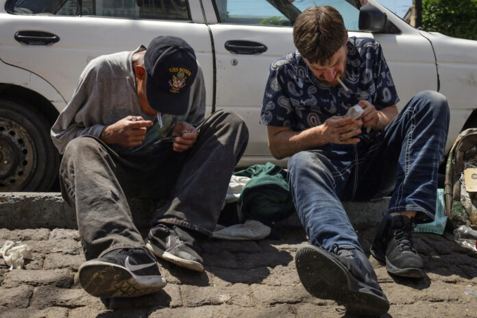 Personas consumen drogas en una calle este sábado en Tijuana (México). EFE/Joebeth Terríquez
