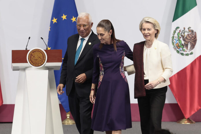 La presidenta de México, Claudia Sheinbaum (c), la presidenta de la Comisión Europea, Urusula Von der Leyen, y el presidente del Consejo Europeo, António Costa, caminan tras la firma del Acuerdo Global Modernizado entre México y la UE este viernes, en el Palacio Nacional de Ciudad de México (México). EFE/ José Méndez

