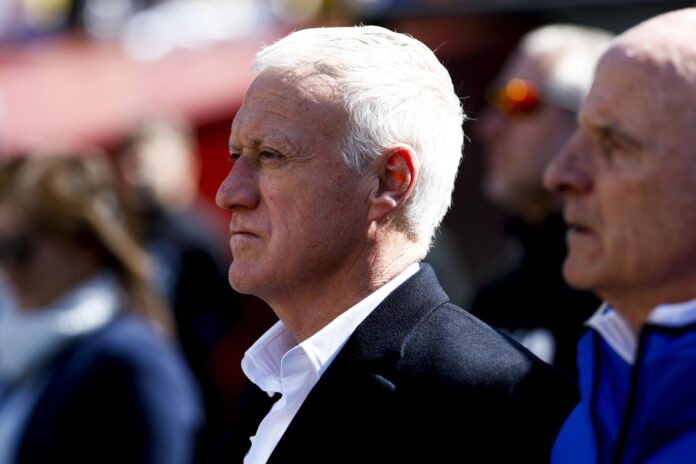 Fotografía tomada el 29 de marzo al seleccionador de Francia, Didier Deschamps, quien se perfila como heredero de un récord de permanencia en los banquillos en partidos del Mundial que conserva el alemán el alemán Helmut Schön. EFE/EPA/WILL OLIVER
