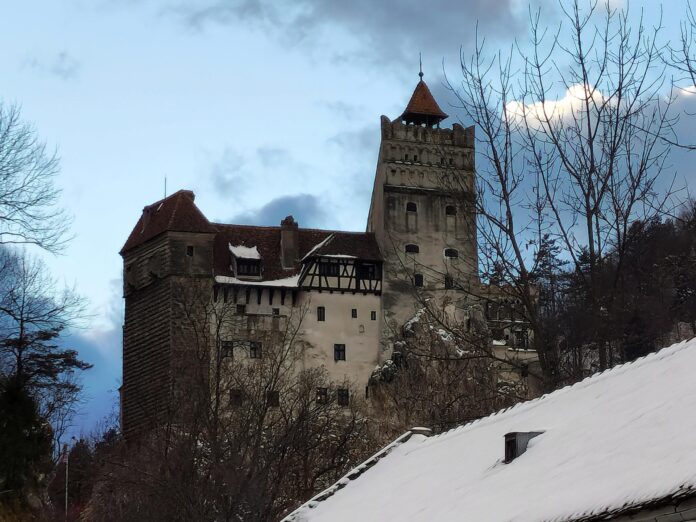 Foto de enero de 2024 del Castillo de Bran, conocido popularmente como Castillo de Drácula, escenario de leyenda además de la fortaleza más popular de Rumanía. Construido entre 1377 y 1388, el castillo es un importante monumento nacional rumano que sirvió como inspiración al afamado escritor Bram Stoker para la creación de una de las novelas más populares de todos los tiempos, Drácula. Está sobre el eje de un precipicio en la antigua frontera entre Transilvania y Valaquia. EFE/Miguel Poza
