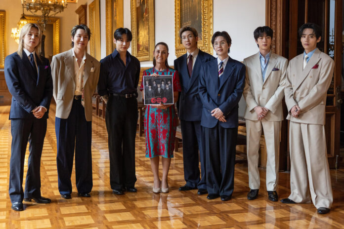 Fotografía tomada de la cuanta oficial en X @Claudiashein de la presidenta de México, Claudia Sheinbaum, que muestra al grupo surcoreano BTS posando junto a la mandataria en el Palacio Nacional de la Ciudad de México (México). EFE/ @Claudiashein /SOLO USO EDITORIAL/ NO VENTAS/ SOLO DISPONIBLE PARA ILUSTRAR LA NOTICIA QUE ACOMPAÑA (CRÉDITO OBLIGATORIO
