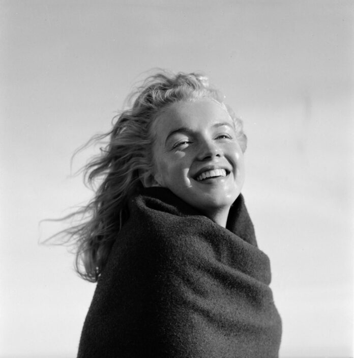 Este lunes se cumplen cien años del nacimiento de Norma Jean Mortenson, más conocida por su nombre artístico, Marilyn Monroe, icono por excelencia del cine y sex symbol cuya imagen poco tenía que ver con su verdadera personalidad y con los problemas a los que tuvo que enfrentarse, como la depresión y las adicciones. EFE/National Portrait Gallery de Londres / Deborah Turbeville /SOLO USO EDITORIAL/SOLO DISPONIBLE PARA ILUSTRAR LA NOTICIA QUE ACOMPAÑA (CRÉDITO OBLIGATORIO)
