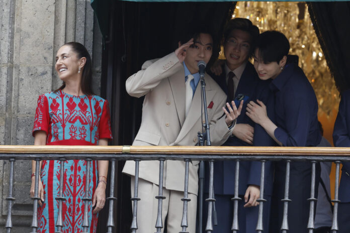 La presidenta de México, Claudia Sheinbaum (i) reacciona junto a los integrantes del grupo surcoreano de K-pop BTS, durante una visita al Palacio Nacional de Ciudad de México (México). Imagen de archivo. EFE/ Sáshenka Gutiérrez
