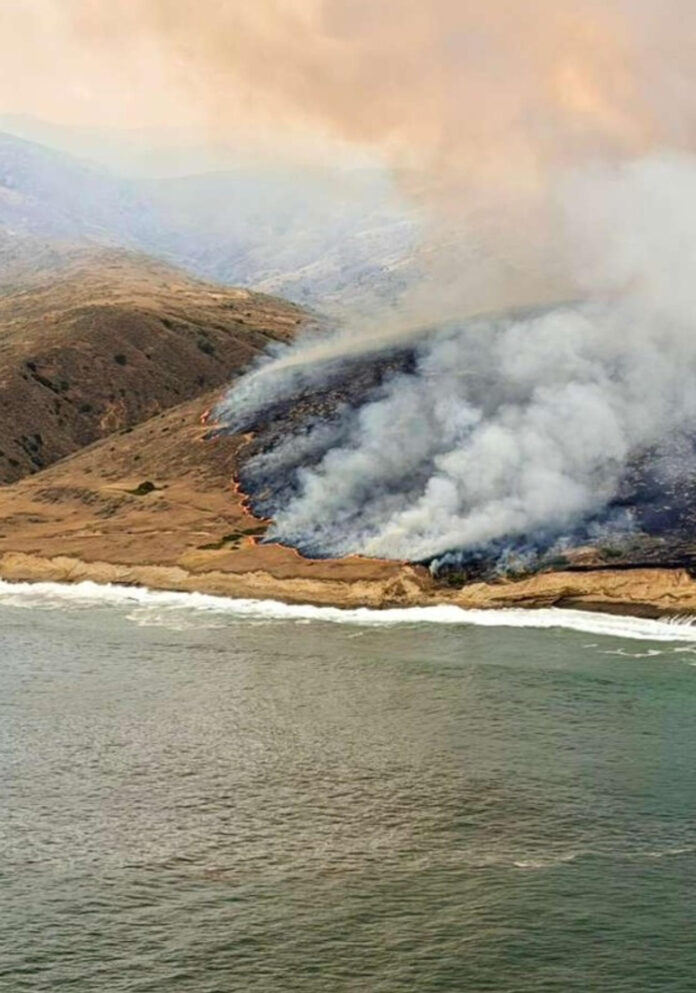 Fotografía tomada de la cuenta oficial en Instagram @uscg_airstation_ventura de la Estación aérea de la Guardia Costera de Ventura que muestra una zona afectada por un incendio forestal, este lunes en Ventura, California (Estados Unidos). EFE/ @uscg_airstation_ventura /SOLO USO EDITORIAL/ NO VENTAS/ SOLO DISPONIBLE PARA ILUSTRAR LA NOTICIA QUE ACOMPAÑA (CRÉDITO OBLIGATORIO)

