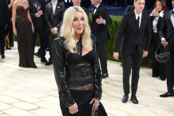 Fotografía del 4 de mayo de 2026 que muestra a Cherilyn Sarkisian, conocida popularmente como Cher posando en la alfombra blanca de la Met Gala en Nueva York (EE.UU.). EFE/ Octavio Guzmán
