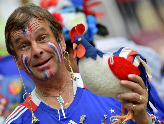La felicidad de un aficionado francés el 15 de julio de 2018 por la conquista de la selección de su país del Mundial de Rusia en Moscú. Ese día Europa celebró el duodécimo título de la historia en una carrera con Sudamérica, que ya ha celebrado diez veces. EFE/PETER POWELL
