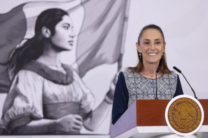 Fotografía cedida este viernes por la Presidencia de México de su mandataria, Claudia Sheinbaum, durante una rueda de prensa en el Palacio Nacional de Ciudad de México (México). EFE/Presidencia de México/SOLO USO EDITORIAL/NO VENTAS/SOLO DISPONIBLE PARA ILUSTRAR LA NOTICIA QUE ACOMPAÑA(CRÉDITO OBLIGATORIO)
