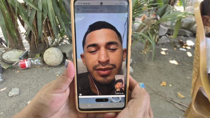 Lilian Manzanares tía del hondureño Denis Anariba, fallecido esta semana en un vagón de un tren en Laredo, Estados Unidos, muestra una foto de su sobrino en su móvil durante una entrevista con EFE este viernes en el municipio de El Negrito (Honduras). EFE/Germán Reyes
