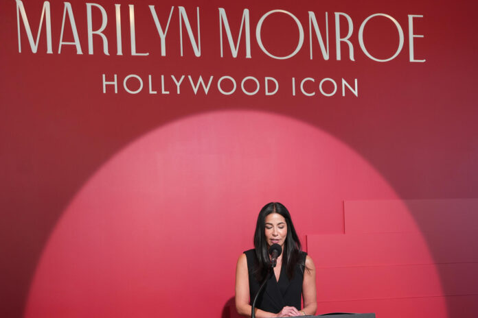 La directora y presidenta de la Academia y el Museo del Cine, Amy Homma, habla durante la exposición que celebra el centenario del nacimiento de Marilyn Monroe, este miércoles en Los Ángeles (Estados Unidos). EFE/ Omar Alonso
