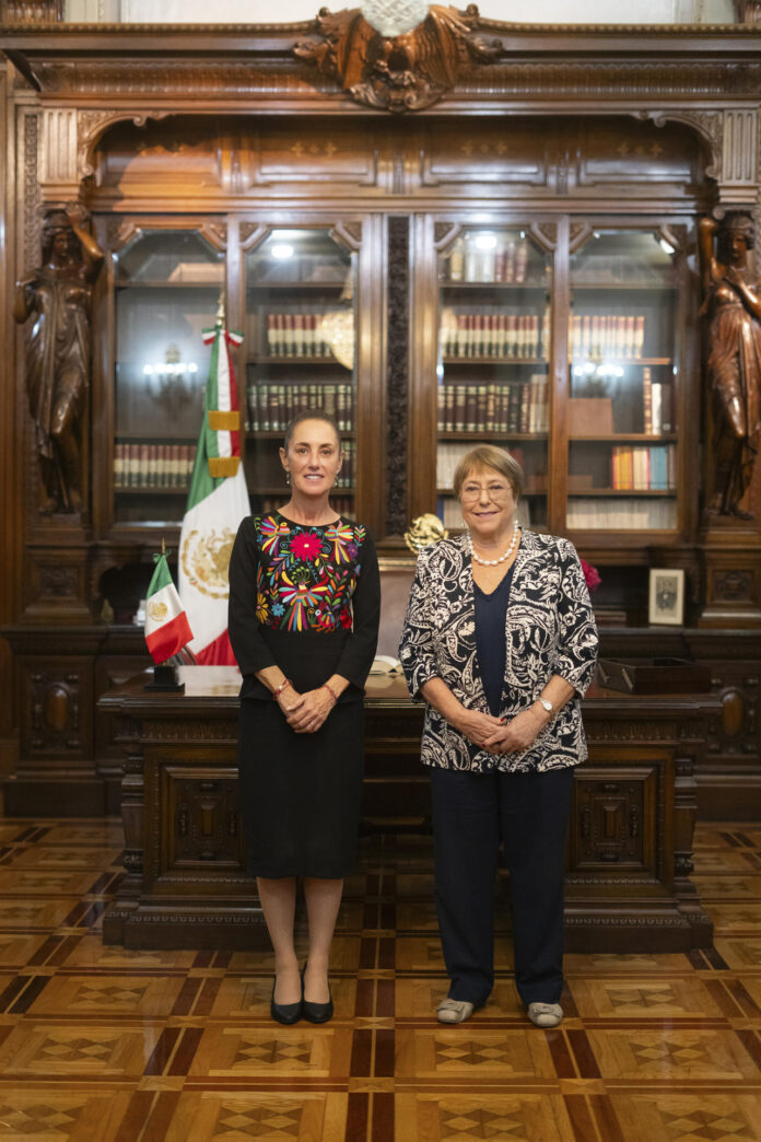 Fotografía cedida por la Presidencia de México de su mandataria, Claudia Sheinbaum (i), junto a la expresidenta de Chile Michelle Bachelet este viernes, en el Palacio Nacional de Ciudad de México (México). EFE/Presidencia de México/SOLO USO EDITORIAL/NO VENTAS/SOLO DISPONIBLE PARA ILUSTRAR LA NOTICIA QUE ACOMPAÑA(CRÉDITO OBLIGATORIO)
