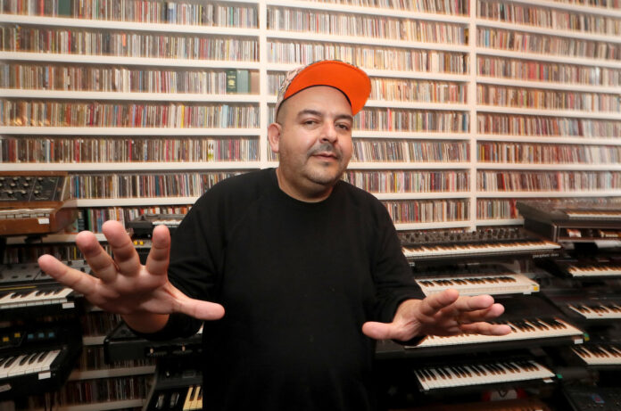 Fotografía de archivo del 8 de septiembre de 2023 que muestra al compositor y músico mexicano Camilo Lara hablando durante una entrevista con EFE, en Ciudad de México (México). EFE/ Mario Guzmán
