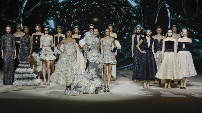Creaciones de Hannibal Laguna durante un desfile celebrado el pasado mes de marzo en el marco de la Semana de la Moda de Madrid (MBFW). EFE/ J.J. Guillén

