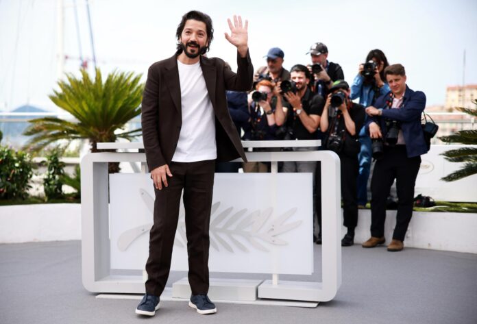 El director mexicano Diego Luna presenta 'Ceniza en la boca' en Cannes. EFE/EPA/CLEMENS BILAN
