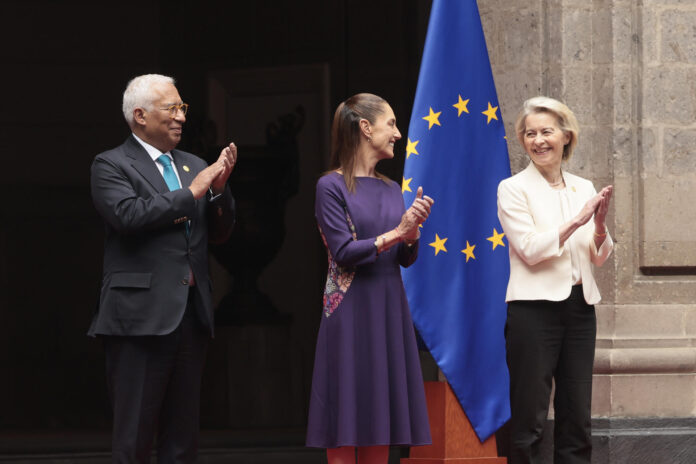 La presidenta de México, Claudia Sheinbaum (c), recibe al presidente del Consejo Europeo, António Costa (i), y a la presidenta de la Comisión Europea, Urusula Von der Leyen (d), durante una ceremonia de bienvenida este viernes, en el Palacio Nacional de Ciudad de México (México). EFE/ José Méndez
