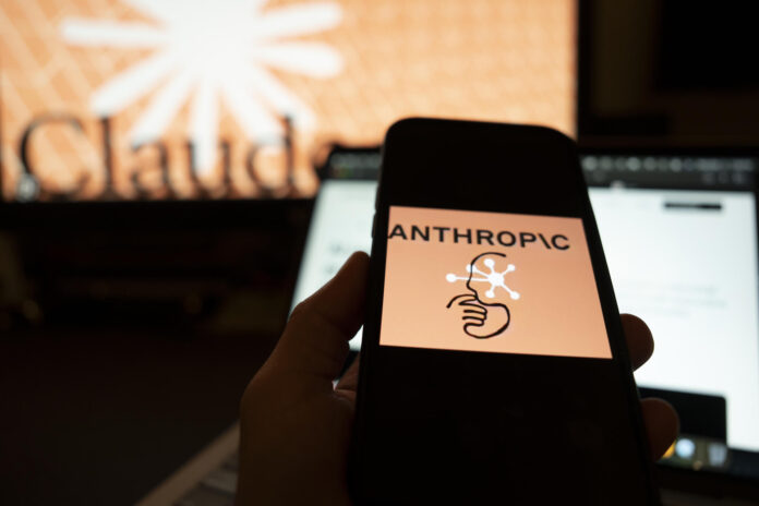 Fotografía de archivo del 12 de marzo de 2026 que muestra una persona utilizando un teléfono con el logotipo de la inteligencia artificial (IA) Anthropic, en Nueva York (Estados Unidos). EFE/ Angel Colmenares

