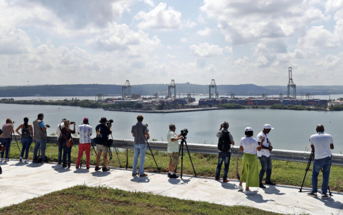 Varios periodistas toman fotos y videos desde una zona del mirador del Puerto del Mariel, en pleno funcionamiento, en la provincia de Artemisa (Cuba). Fotografía de archivo. EFE/ Ernesto Mastrascusa
