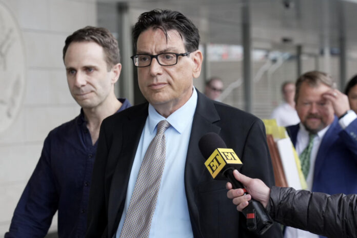 Erik Fleming, el contacto clave que coordinó la llegada de la ketamina hasta la casa de la estrella de 'Friends' Matthew Perry, sale del tribunal federal tras ser condenado a dos años de prisión, este miércoles, en Los Ángeles (Estados Unidos). EFE/ Omar Alonso
