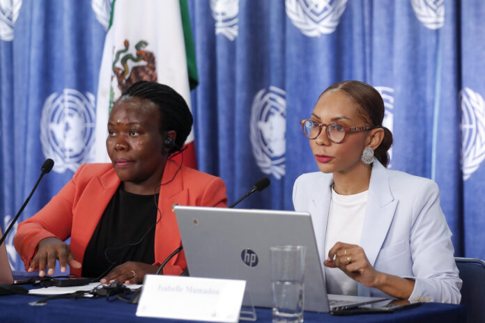 La presidenta y relatora del Grupo de Trabajo de Expertas de la ONU sobre personas afrodescendientes, Isabelle Mamadou (d), acompañada de la integrante del grupo Catherine Namakula (i), participan en una rueda de prensa este miércoles, en Ciudad de México (México). EFE/ Isaac Esquivel
