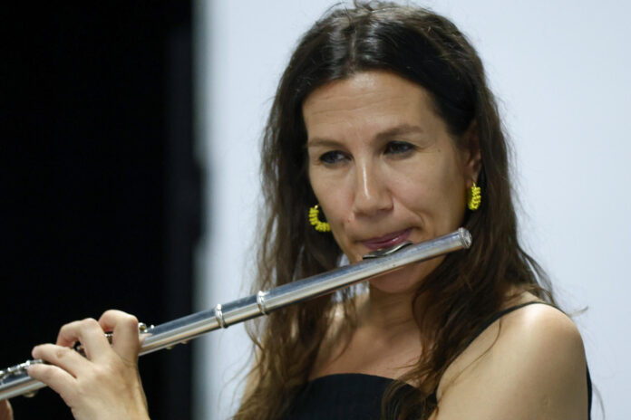 La flautista gallega María Toro participa en un conversatorio de música este jueves, en Ciudad de Panamá (Panamá). EFE/ Carlos Lemos
