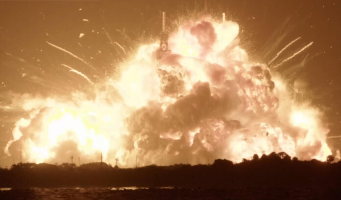 Captura de un video difundido en la cuenta oficial en X @SpaceflightNow que muestra el momento de la explosión del cohete New Glenn, de Blue Origin, que sacudió la noche del jueves hogares a kilómetros de distancia en Cabo Cañaveral y que podría retrasar los planes de la NASA de regresar a la Luna. EFE/ Blue Origin / SOLO USO EDITORIAL/ NO VENTAS/ SOLO DISPONIBLE PARA ILUSTRAR LA NOTICIA QUE ACOMPAÑA (CRÉDITO OBLIGATORIO)
