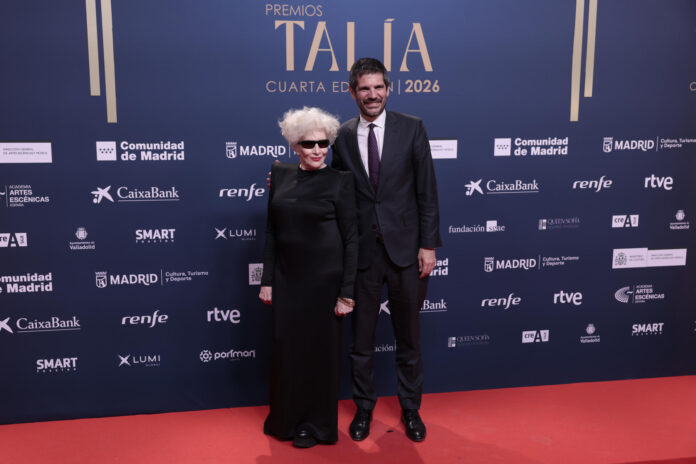 La presidenta de la Academia de las Artes Escénicas de España Magüi Mira (i) y el ministro de Cultura Ernest Urtasun posan a su llegada a la gala de la cuarta edición de los Premios Talía (Premios de la Academia de las Artes Escénicas de España), este lunes en los Teatros del Canal, en Madrid. EFE/Juanjo Martín
