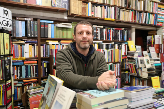 El propietario de la librería Afrodita, Emiliano, habla en una entrevista con EFE este lunes en Montevideo (Uruguay). EFE/Hernán Ogállar Vidal
