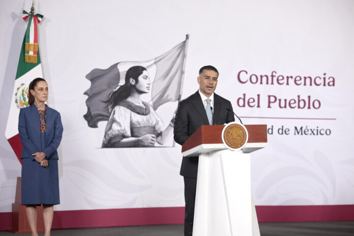 El secretario de Seguridad y Protección Ciudadana (SSPC) de México, Omar García Harfuch, habla durante una rueda de prensa de la presidenta de México, Claudia Sheinbaum, estwe miércoles en el Palacio Nacional de la Ciudad de México (México). EFE/José Méndez

