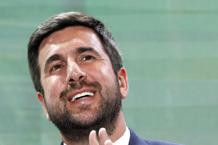 El fundador y presidente ejecutivo de Grupo Cox, Enrique Riquelme, habla durante un foro este miércoles, en Ciudad de México (México). EFE/Sáshenka Gutiérrez
