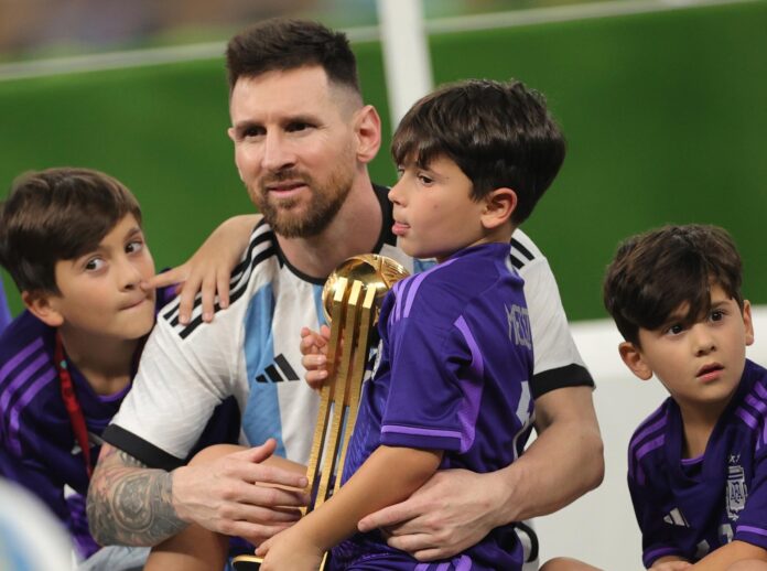 El capitán de la selección e Argentina, Lionel Messi, celebra con sus hijos y el trofeo de campeón la conquista, el 18 de diciembre de 2022, de la edición 22 del Mundial en el estadio Lusail de Catar. EFE/EPA/Friedemann Vogel

