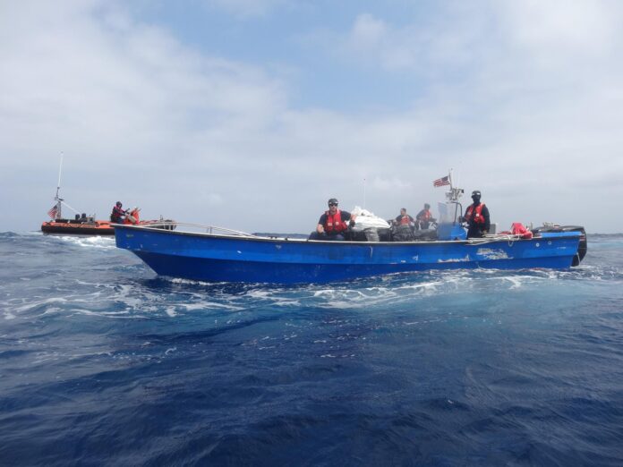 Fotografía del 8 de mayo de 2026 cedida por la Guardia Costera de Estados Unidos que muestra aintegrantes de la tripulación del buque Tahoma durante un operativo en aguas del Atlántico, aproximadamente a 90 millas de Cartagena (Colombia). EFE/ Guardia Costera EEUU /SOLO USO EDITORIAL/ NO VENTAS/ SOLO DISPONIBLE PARA ILUSTRAR LA NOTICIA QUE ACOMPAÑA (CRÉDITO OBLIGATORIO)
