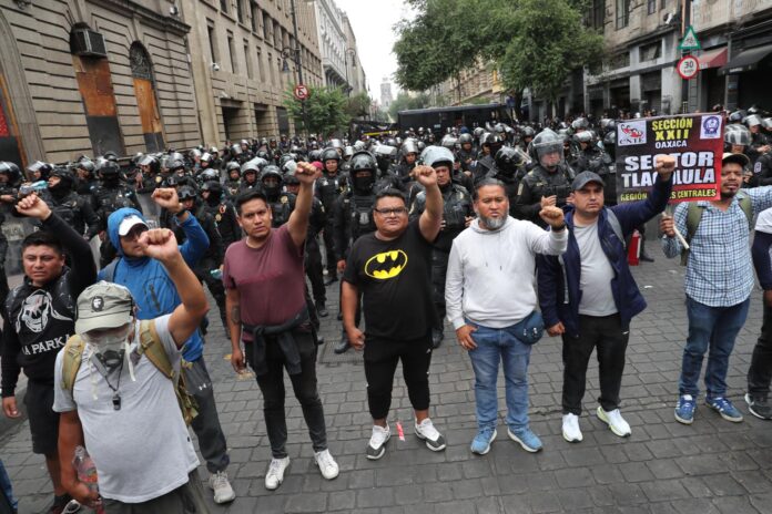 Maestros de la Coordinadora Nacional de Trabajadores de la Educación (CNTE) se manifiestan este lunes, durante una marcha en Ciudad de México (México). EFE/Mario Guzmán
