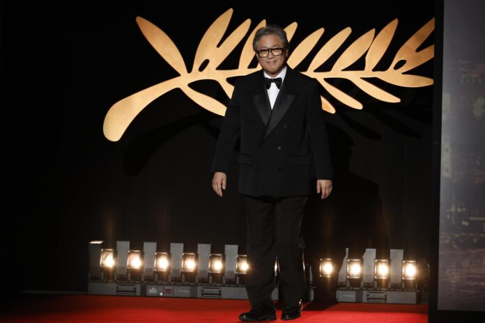 El presidente del jurado del Festival de Cine de Cannes 2026, el cineasta surcoreano Park Chan-wook, fue captado este 23 de mayo, durante la ceremonia de clausura del festival, en Cannes (Francia). EFE/Sebastien Nogier
