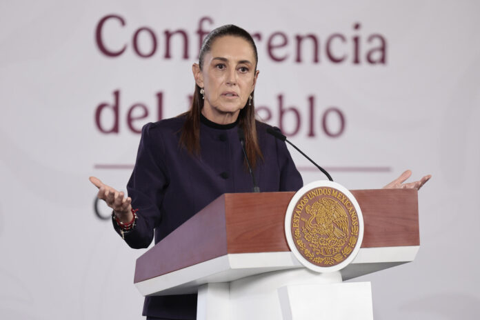 La presidenta de México, Claudia Sheinbaum, habla durante una rueda de prensa este lunes en el Palacio Nacional de la Ciudad de México (México).  EFE/José Méndez
