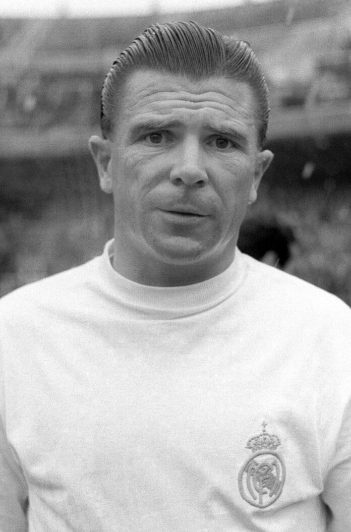 Fotografía hecha el 1 de enero de 1966 al delantero húngaro Ferenc Puskás, quien a los 39 años mantenía en Real Madrid el poder goleador con el que hizo historia al lado de su selección en la década de 1950 y en el Mundial de Suiza 1954. (Archivo EFE/EUROPHOTO PROJECT EUROPEANA )
