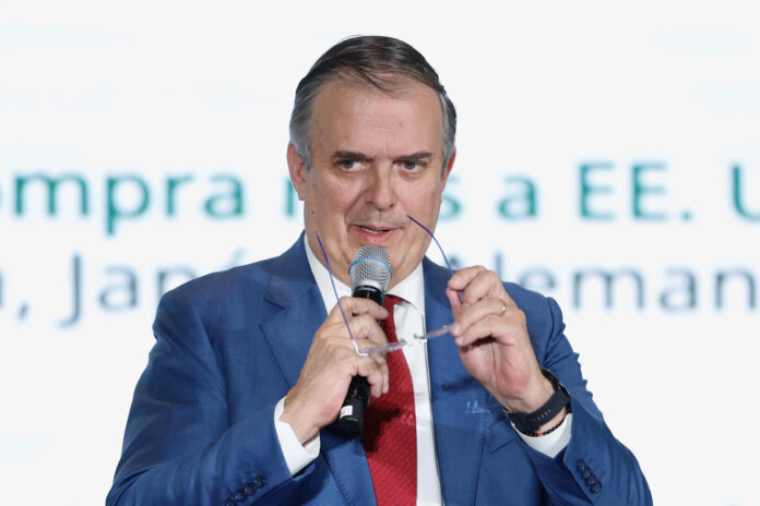 El secretario de Economía, Marcelo Ebrard, habla durante un foro este miércoles, en la Ciudad de México (México). EFE/ Sáshenka Gutiérrez
