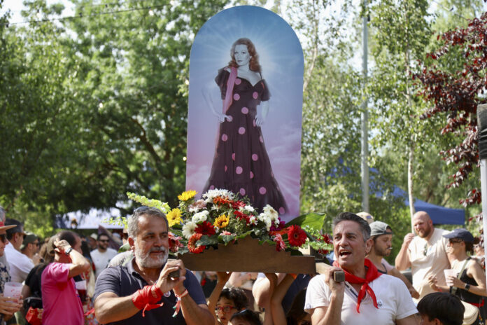 Un momento de la 'romería pop' que recorre este sábado las calles de la ciudad española de Zamora y que este año rinde homenaje a 'Santa Rocío Jurado'. EFE/Mariam A. Montesinos.
