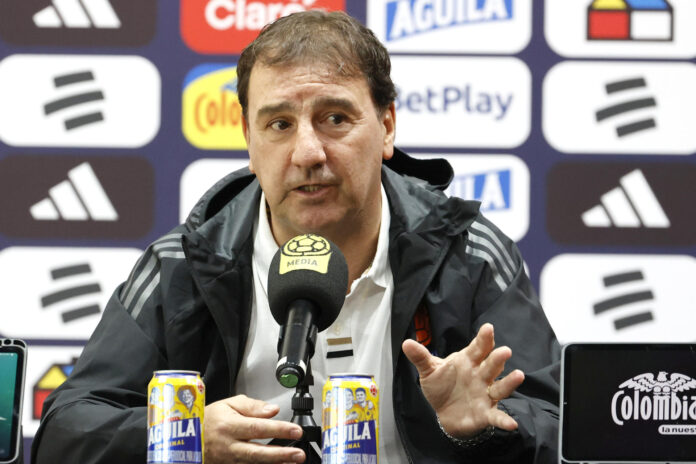 El seleccionador de Colombia, Néstor Lorenzo, habla durante una rueda de prensa en Bogotá (Colombia). EFE/Mauricio Dueñas Castañeda
