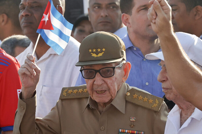 Fotografía de archivo que muestra al expresidente de Cuba Raúl Castro sosteniendo una bandera de Cuba durante la conmemoración del Día Internacional del Trabajo en La Habana (Cuba). EFE/ Ernesto Mastrascusa
