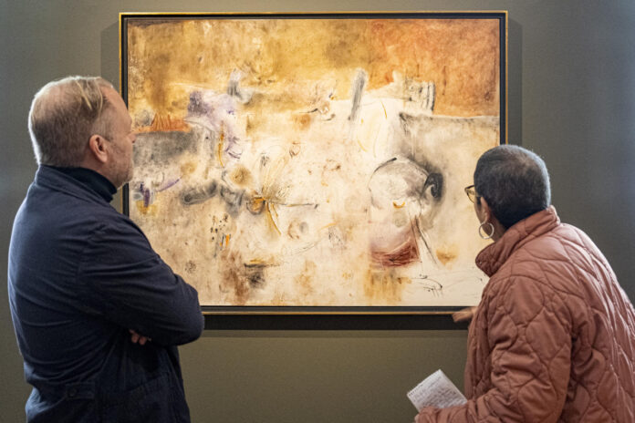 El curador Tobias Ostrander (i) observa una obra durante la exposición 'Lilia Carrillo: Rupturas y Premoniciones' este miércoles, en la Americas Society en Nueva York (Estados Unidos). EFE/ Angel Colmenares
