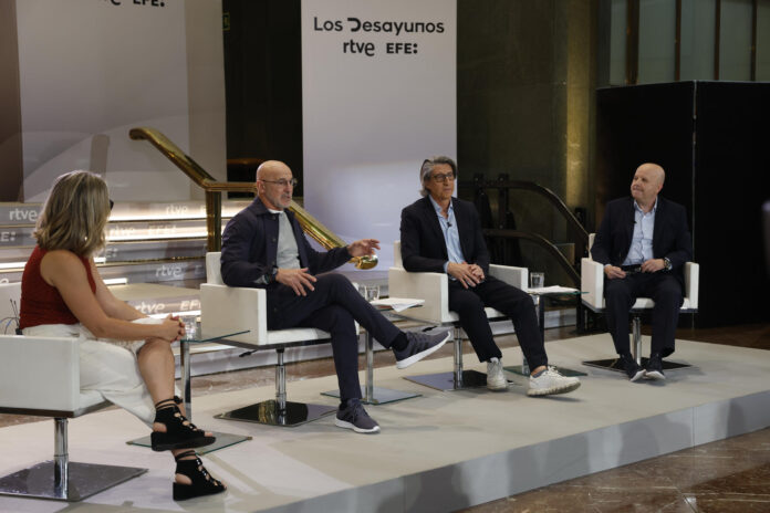 El seleccionador nacional de fútbol, Luis de la Fuente (2i), es entrevistado por los periodistas Luis Villarejo (d), de la Agencia EFE; Juan Carlos Rivero (2d), de TVE, y Silvia Barba, de RNE, en una nueva entrega de 'Los Desayunos' de la Agencia EFE y RTVE, este martes en Madrid. EFE/J.J. Guillén
