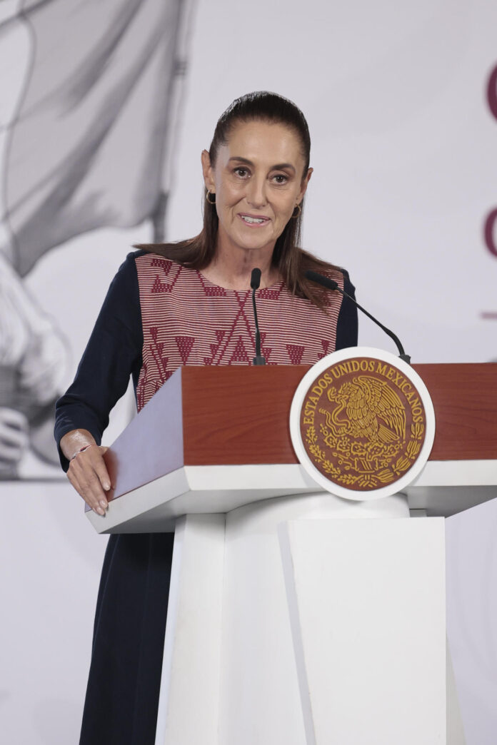La presidenta de México, Claudia Sheinbaum, habla durante una rueda de prensa este lunes, en el Palacio Nacional de Ciudad de México (México). EFE/ José Méndez
