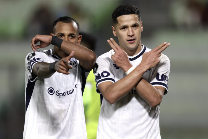 El paraguayo Álex Arce (d) aportó este jueves un triplete y el colombiano Sebastián Villa un tanto a la goleada por 2-4 de Independiente Rivadavia sobre La Guaira en partido de la quinta jornada de la fase de grupos de la Copa Libertadores jugado en el estadio Olímpico de la Universidad Central, en Caracas. EFE/ Ronald Peña
