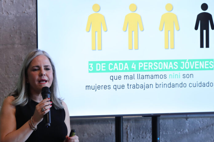 La coordinadora de la estrategia de cuidados en Oxfam México, Mariana Belló, habla durante una presentación este jueves, en Ciudad de México (México). EFE/ Mario Guzmán
