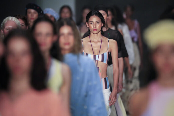 Modelos desfilan con diseños de la colección 'El viaje' de la firma La Sixxta este martes, durante la novena versión de la Bogotá Fashion Week, en Bogotá (Colombia). EFE/ Carlos Ortega
