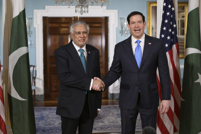 El secretario de Estado de Estados Unidos, Marco Rubio (d), estrecha la mano del viceprimer ministro y ministro de Asuntos Exteriores de Pakistán, Ishaq Dar, previo a una reunión este viernes, en Washington (Estados Unidos). EFE/ Lenin Nolly
