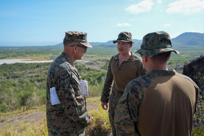 Fotografía difundida en la cuenta del Comandos Sur de EE.UU. de su comandante, general Francis L. Donovan (i), durante una inspección este viernes, en la Estación Naval estadounidense en la bahía de Guantanamo (Cuba). EFE/ @Southcom /SOLO USO EDITORIAL/ SOLO DISPONIBLE PARA ILUSTRAR LA NOTICIA QUE ACOMPAÑA (CRÉDITO OBLIGATORIO)
