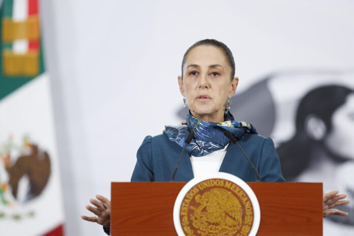 La presidenta de México, Claudia Sheinbaum, habla en una rueda de prensa este martes, en el Palacio Nacional de la Ciudad de México (México). EFE/ Sáshenka Gutiérrez
