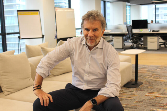 Fotografía del 14 de mayo de 2026 del autor y fundador de la consultora internacional Newlink, el argentino Sergio Roitberg, posando durante una entrevista con EFE en Miami, (Estados Unidos). EFE/ Pedro Pablo Cortés
