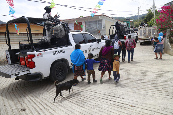 Pobladores salen de los lugares donde se encontraban resguardados en los alrededores zona donde ocurrió un enfrentamiento este martes, en Chilapa, estado Guerrero (México). EFE/José Luis de la Cruz
