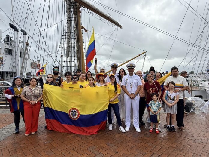 Fotografía cedida por la Embajada de Colombia en Estados Unidos que muestra un grupo de colombianos posando junto al capitán del buque escuela Gloria de la Armada de Colombia, Héctor Nicanor González León, este jueves en Nueva Orleans (EE.UU.). EFE/ Embajada de Colombia en EEUU /SOLO USO EDITORIAL/ NO VENTAS/ SOLO DISPONIBLE PARA ILUSTRAR LA NOTICIA QUE ACOMPAÑA (CRÉDITO OBLIGATORIO)
